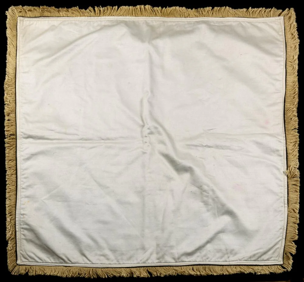 TISSU D’AUTEL FUNÉRAIRE NOIR BRODÉ D’UNE CROIX – XIXᵉ siècle - Image 3